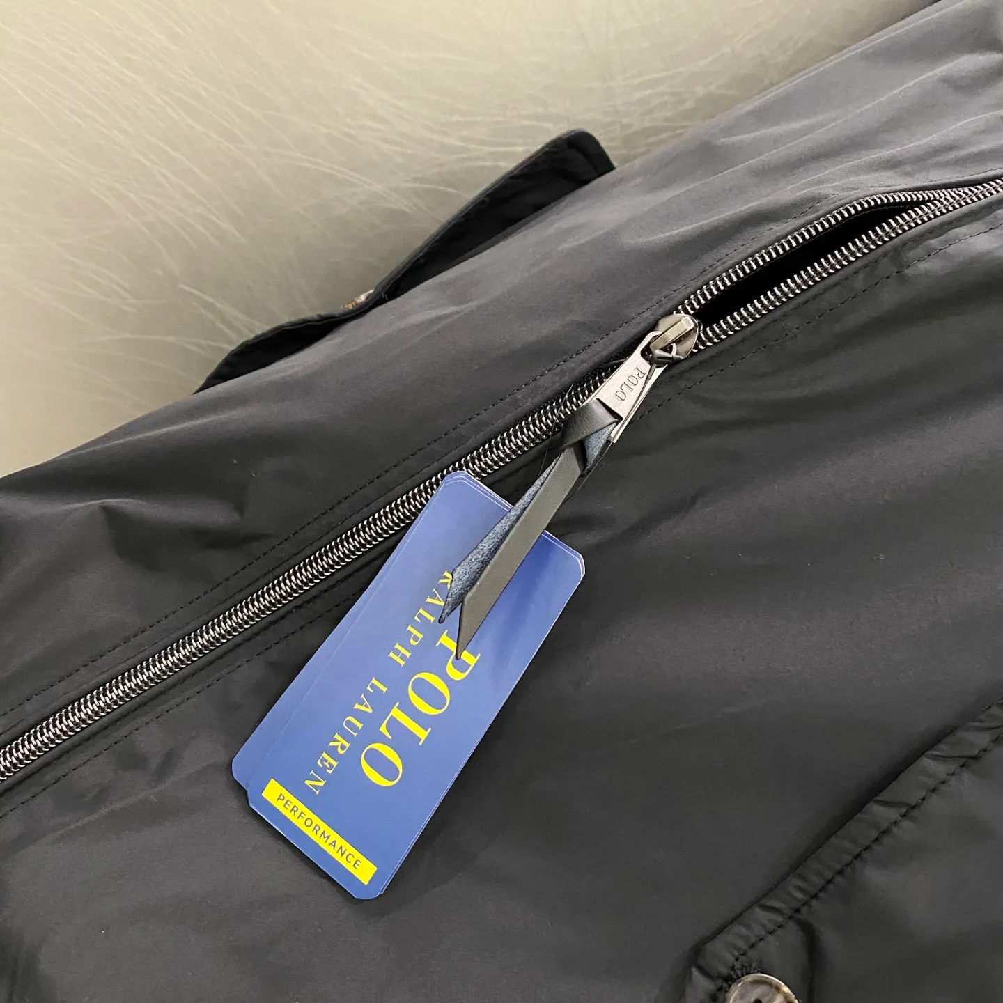 P370 Ralph Lauren classic solid color LOGO embroidered jacket. Original customer-supplied high-quality fabric. Ingredients: 100% T. Added three-proof technology. Windproof, waterproof and anti-fouling. The fabric is added with glue technology. The fabric surface is smooth, crisp and stylish. This style of clothing seems simple and unremarkable, but the workmanship is complex. There are many details. The small lanyard design of the inner pocket also achieves the same details as the original version. The hem and cuff threads are imported high-density high-speed threading machine. The overall tightness and style The pony embroidery on the chest is embroidered with an imported Behringer embroidery machine. The smaller the pattern, the smaller the pattern. It seems simple but is actually complicated! The ropes of the pony, the sticks and the contours of the horse all like the configuration of the embroidery machine. They are simple but not simple. They are made by foreign trade factories. The pockets are opened using a professional template machine. Small details such as threads are manually marked to ensure delivery quality that is unmatched by small workshops. Full clothing accessories and hardware, molded LOGO zipper pullers and horn buckle side LOGOs all require extremely high molds to achieve the effect. The leather head of the zipper puller is made of imported cowhide, which is soft and durable. Color: black (gray embroidery, black slider), dark blue (khaki embroidery, khaki slider)
